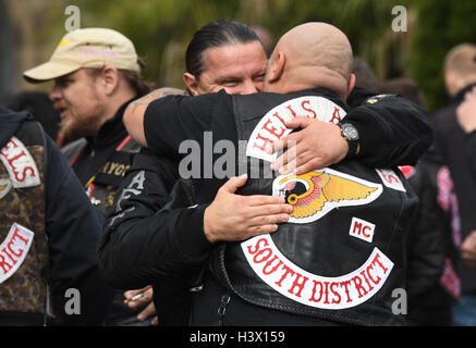 Giessen, ALLEMAGNE. 12 octobre 2016. Hells Angels et les membres de l'amitié avec les clubs de plusieurs pays européens et l'ensemble de l'état fédéral se tenir en face de la Neue Friedhof cimetière à Giessen, ALLEMAGNE, 12 octobre 2016. Les funérailles des Hells Angels, président de Giessen Aygun Mucuk, qui avait été abattu, il y a eu lieu. PHOTO : BORIS ROESSLER/dpa/Alamy Live News Banque D'Images