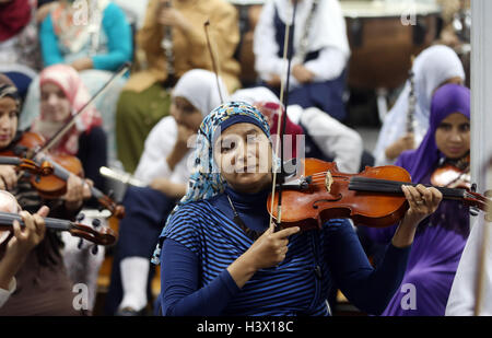 (161012) -- LE CAIRE, 12 octobre 2016 (Xinhua) -- les femmes aveugles de l'Égyptien Al-Nour Wal Amal Chamber Orchestra jouer leurs instruments lors d'une répétition au Caire, capitale de l'Égypte, le 11 octobre, 2016. Composé de 80 femmes ayant une déficience visuelle, Al-Nour Wal Amal (lumière et d'Espoir) Chamber Orchestra représente Al-Nour Wal Amal Association fondée en 1954, la première association dans le Moyen-Orient visant à la santé, l'éducation, la formation professionnelle des jeunes filles et femmes aveugles. Au cours des dernières décennies, l'orchestre a travaillé à développer les talents des personnes-défié les filles en leur donnant un outil précieux Banque D'Images