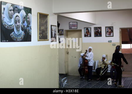 (161012) -- LE CAIRE, 12 octobre 2016 (Xinhua) -- les filles de l'Égyptien Al-Nour Wal Amal Chamber Orchestra attendre pour une répétition au Caire, capitale de l'Égypte, le 11 octobre, 2016. Composé de 80 femmes ayant une déficience visuelle, Al-Nour Wal Amal (lumière et d'Espoir) Chamber Orchestra représente Al-Nour Wal Amal Association fondée en 1954, la première association dans le Moyen-Orient visant à la santé, l'éducation, la formation professionnelle des jeunes filles et femmes aveugles. Au cours des dernières décennies, l'orchestre a travaillé à développer les talents des personnes-défié les filles en leur donnant un outil précieux d'expression. L'orchest Banque D'Images