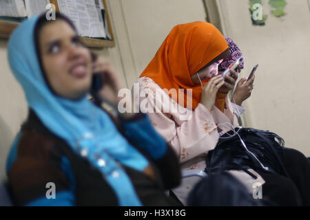 (161012) -- LE CAIRE, 12 octobre 2016 (Xinhua) -- les filles de l'Égyptien Al-Nour Wal Amal Chamber Orchestra attendre pour une répétition au Caire, capitale de l'Égypte, le 11 octobre, 2016. Composé de 80 femmes ayant une déficience visuelle, Al-Nour Wal Amal (lumière et d'Espoir) Chamber Orchestra représente Al-Nour Wal Amal Association fondée en 1954, la première association dans le Moyen-Orient visant à la santé, l'éducation, la formation professionnelle des jeunes filles et femmes aveugles. Au cours des dernières décennies, l'orchestre a travaillé à développer les talents des personnes-défié les filles en leur donnant un outil précieux d'expression. L'orchest Banque D'Images