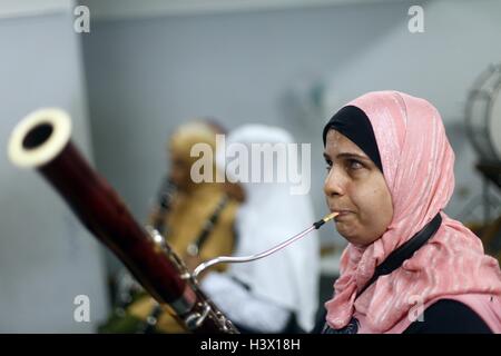 (161012) -- LE CAIRE, 12 octobre 2016 (Xinhua) -- une femme à partir de l'Égyptien aveugle Al-Nour Wal Amal Chamber Orchestra joue son instrument lors d'une répétition au Caire, capitale de l'Égypte, le 11 octobre, 2016. Composé de 80 femmes ayant une déficience visuelle, Al-Nour Wal Amal (lumière et d'Espoir) Chamber Orchestra représente Al-Nour Wal Amal Association fondée en 1954, la première association dans le Moyen-Orient visant à la santé, l'éducation, la formation professionnelle des jeunes filles et femmes aveugles. Au cours des dernières décennies, l'orchestre a travaillé à développer les talents des personnes-défié les filles en leur donnant un outil précieux Banque D'Images