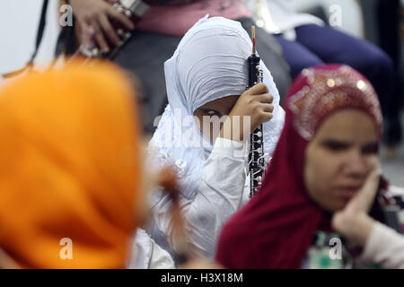 (161012) -- LE CAIRE, 12 octobre 2016 (Xinhua) -- les femmes aveugles de l'Égyptien Al-Nour Wal Amal Chamber Orchestra prennent une pause lors d'une répétition au Caire, capitale de l'Égypte, le 11 octobre, 2016. Composé de 80 femmes ayant une déficience visuelle, Al-Nour Wal Amal (lumière et d'Espoir) Chamber Orchestra représente Al-Nour Wal Amal Association fondée en 1954, la première association dans le Moyen-Orient visant à la santé, l'éducation, la formation professionnelle des jeunes filles et femmes aveugles. Au cours des dernières décennies, l'orchestre a travaillé à développer les talents des personnes-défié les filles en leur donnant un outil précieux d'expression Banque D'Images