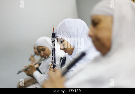 (161012) -- LE CAIRE, 12 octobre 2016 (Xinhua) -- les femmes aveugles de l'Égyptien Al-Nour Wal Amal Chamber Orchestra jouer leurs instruments lors d'une répétition au Caire, capitale de l'Égypte, le 11 octobre, 2016. Composé de 80 femmes ayant une déficience visuelle, Al-Nour Wal Amal (lumière et d'Espoir) Chamber Orchestra représente Al-Nour Wal Amal Association fondée en 1954, la première association dans le Moyen-Orient visant à la santé, l'éducation, la formation professionnelle des jeunes filles et femmes aveugles. Au cours des dernières décennies, l'orchestre a travaillé à développer les talents des personnes-défié les filles en leur donnant un outil précieux Banque D'Images