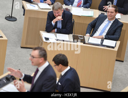 Stuttgart, Allemagne. 12 octobre 2016. Jorg Meuthen retour (l), whip de l'AfD réunifiée, faction et Anton Baron (AfD, retour r), s'asseoir dans la salle plénière du parlement du Land de Bade-Wurtemberg, après le reunitification la faction de l'AfD à Stuttgart, Allemagne, 12 octobre 2016. PHOTO : SILAS STEIN/dpa/Alamy Live News Banque D'Images