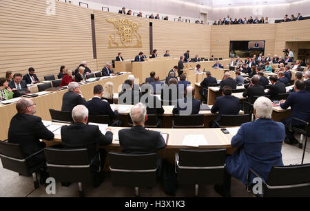 Stuttgart, Allemagne. 12 octobre 2016. Les membres de la faction de l'AfD s'asseoir après l'reunitification la faction de l'AfD à côté de l'autre dans la salle plénière du parlement du Land de Bade-Wurtemberg à Stuttgart, Allemagne, 12 octobre 2016. PHOTO : SILAS STEIN/dpa/Alamy Live News Banque D'Images