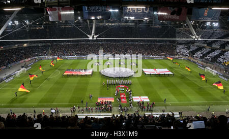 Hanovre, Allemagne. Oct 11, 2016. Les équipes se tenir sur le terrain avant le match de qualification au Championnat du Monde de l'Irlande du Nord contre l'Allemagne sur le troisième jour de match, groupe C, à l'IDH-Arena à Hanovre, Allemagne, 11 octobre 2016. PHOTO : PETER STEFFEN/dpa/Alamy Live News Banque D'Images