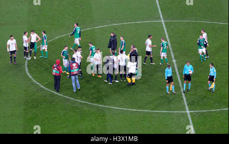 Hanovre, Allemagne. Oct 11, 2016. Les équipes se tenir sur le terrain après le match de qualification au Championnat du Monde de l'Irlande du Nord contre l'Allemagne sur le troisième jour de match, groupe C, à l'IDH-Arena à Hanovre, Allemagne, 11 octobre 2016. PHOTO : PETER STEFFEN/dpa/Alamy Live News Banque D'Images