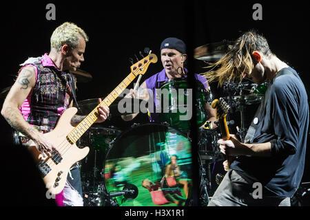 Turin Italie. 11 octobre 2016. Le groupe de rock américain Red Hot Chili Peppers effectue live au Pala Millares pour présenter leur nouvel album 'The Getaway' Credit : Rodolfo Sassano/Alamy Live News Banque D'Images