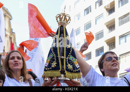 Sao Paulo, Brésil. 12 octobre 2016. Fidèles participent au défilé et de masse en plein air en l'honneur de Notre Dame Aparecida, Patronne du Brésil, à Sao Paulo, ce mercredi. Credit : Paulo Lopes/ZUMA/Alamy Fil Live News Banque D'Images