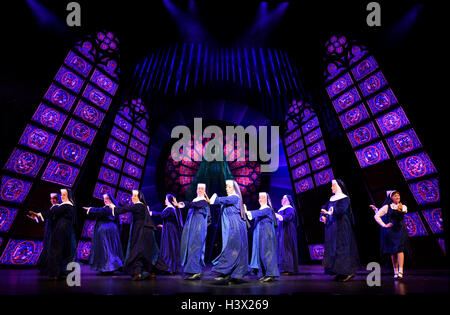 Berlin, Allemagne. 12 octobre 2016. Membres de l'ensemble sur scène lors de la répétition d'une photo encore de 'Sister Act' au Theater des Westens à Berlin, Allemagne, 12 octobre 2016. 'Sister Act - das himmlische comédie musicale" les premiers ministres le 16 octobre 2016 et est prévu pour fonctionner jusqu'au 28 février 2016 à l'ouest de la ville. PHOTO : RAINER JENSEN/dpa/Alamy Live News Banque D'Images