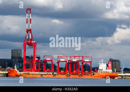 Grues à portique sur rail (CRMG) opérationnelles à Liverpool, Merseyside, Royaume-Uni. 12 août 2016. Des grues à conteneurs en acier chinois arrivent aux quais de Seaforth. Le navire chinois Zhen Hua 8 livre le deuxième lot de grues énormes à assembler dans le port de conteneurs Liverpool 2 Seaforth en expansion. Les super-structures ont été produites par la société chinoise Shanghai Zhenhua Heavy Industries. Liverpool2 est le plus grand port transatlantique en haute mer et le plus grand terminal de conteneurs du Royaume-Uni et l’investissement dans les installations lui permettra d’accueillir la majorité de la flotte de conteneurs actuelle dans le monde. Banque D'Images