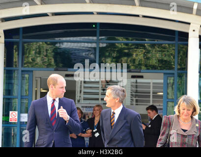 Le duc de Cambridge, avec le Lord Lieutenant de Hampshire (droite,et son épouse Dame )partir ensemble après une visite officielle à un pas dans la santé au programme de l'Arche centre de conférence et de Basingstoke Hampshire l'accent sur l'Hôpital Nord pour fournir des possibilités d'emploi pour les anciens combattants militaires. Le duc de mieux comprendre le programme et StepIntoHealth @rencontrez certains de ses participants actuels et diplômés.(De gauche à droite )Kofi Ouartey ,l'étape dans la santé Coordonnatrice régionale du crédit Hampshir : Gary Blake/Alamy Live News Banque D'Images