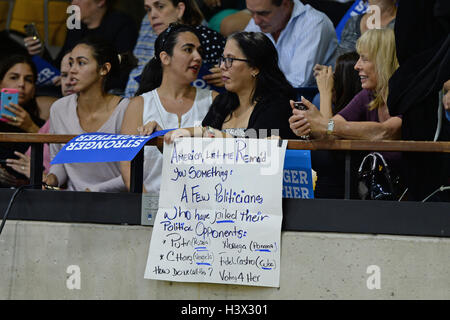 Miami, FL, USA. Oct 11, 2016. Atmosphère comme le candidat démocrate Hillary Clinton et l'ancien Vice-président Al Gore lors d'un rassemblement de campagne pour discuter du changement climatique le 11 octobre 2016 à Miami, en Floride. Credit : Mpi04/media/Alamy Punch Live News Banque D'Images