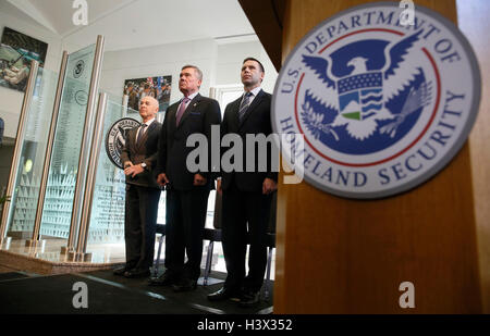 Washington DC, USA. 11 octobre, 2016. Le sous-secrétaire américain de la sécurité intérieure Alejandro Mayorkas, gauche, Customs and Border Protection Commissaire Gil Kerlikowske et Customs and Border Protection Sous-commissaire Kevin McAleenan prennent place au cours d'une cérémonie de présentation pour le nouveau chef de patrouille de frontière Mark Morgan à la Ronald Reagan Building le 11 octobre 2016 à Washington, D.C. Crédit : Planetpix/Alamy Live News Banque D'Images