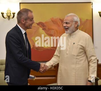 New Delhi, Inde. 12 octobre, 2016. Le Premier Ministre indien Narendra Modi accueille le directeur général de Schneider Electric, Jean-Pascal Tricoire avant leur réunion bilatérale le 12 octobre 2016 à New Delhi, en Inde. Credit : Planetpix/Alamy Live News Banque D'Images