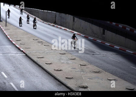 (161012) -- TEL AVIV, 12 octobre 2016(Xinhua) -- les Israéliens de la bicyclette pendant le Jour des Expiations, le Yom Kippour, ou sur la rue vide de Tel Aviv, Israël, le 12 octobre 2016. (Xinhua/Daniel Bar sur JINI) Banque D'Images