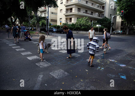 (161012) -- TEL AVIV, 12 octobre 2016(Xinhua) -- les Israéliens jouent sur la rue vide pendant le Jour des Expiations, le Yom Kippour, ou à Tel Aviv, Israël, le 12 octobre 2016. (Xinhua/Daniel Bar sur JINI) Banque D'Images