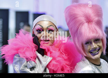 Kiev, Ukraine. 12 octobre 2016. Visiteurs à la ''Ukrainian Fashion Week'' à Kiev, Ukraine, le 12 octobre, 2016. L'événement de la mode présente des collections Printemps/été 2017 par l'Ukrainien et designers internationaux, du 12 au 18 octobre. Crédit : Serg Glovny/ZUMA/Alamy Fil Live News Banque D'Images