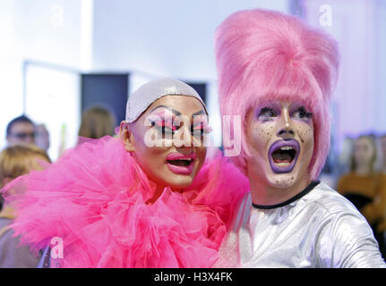 Kiev, Ukraine. 12 octobre 2016. Visiteurs à la ''Ukrainian Fashion Week'' à Kiev, Ukraine, le 12 octobre, 2016. L'événement de la mode présente des collections Printemps/été 2017 par l'Ukrainien et designers internationaux, du 12 au 18 octobre. Crédit : Serg Glovny/ZUMA/Alamy Fil Live News Banque D'Images