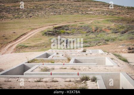 Amman, Amman, Jordanie. Apr 20, 2015. Membre de l'équipe jordanienne participe au ''3-Gun Gauntlet'' événement dans la compétition Warrior le 20 avril 2015 au Roi Abdullah II Centre de formation d'opérations spéciales près d'Amman, en Jordanie. Après l'exécution par un étroit ''béton gauntlet'' les soldats doivent tirer sur des cibles avec trois armes différentes, tout en étant jugé pour la vitesse et la précision. © Lindsey Leger/ZUMA/Alamy Fil Live News Banque D'Images