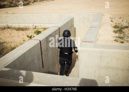 Amman, Amman, Jordanie. Apr 20, 2015. L'unité féminins de la police de l'équipe SWAT 30 Jordan participe à la trois-gun gauntlet au cours de la septième à la compétition annuelle de Warrior King Abdullah II Centre de formation d'opérations spéciales près d'Amman, Jordanie, le 20 avril 2015. © Lindsey Leger/ZUMA/Alamy Fil Live News Banque D'Images