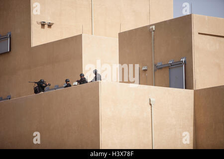 Amman, Amman, Jordanie. Apr 20, 2015. Attendre les instructions des soldats au sommet d'une tour au cours de la ''Urban Assault'' event le 20 avril 2015, lors du septième concours annuel Warrior près d'Amman, en Jordanie. Le centre, qui s'étend sur 25 acres d'un canyon désert blasted-out, est un établissement de formation à l'art avec des simulations de paysages urbains, les villages et les avions mis à la terre. Les exercices sont effectués avec des munitions. © Lindsey Leger/ZUMA/Alamy Fil Live News Banque D'Images