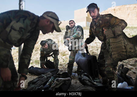 Amman, Amman, Jordanie. Apr 20, 2015. Les Forces armées libanaises recueillir leurs engins avant de se rendre à l'événement suivant dans la compétition Warrior le 20 avril 2015. Le concours est organisé sur le Roi Abdullah II Centre de formation d'opérations spéciales près d'Amman, en Jordanie. © Lindsey Leger/ZUMA/Alamy Fil Live News Banque D'Images