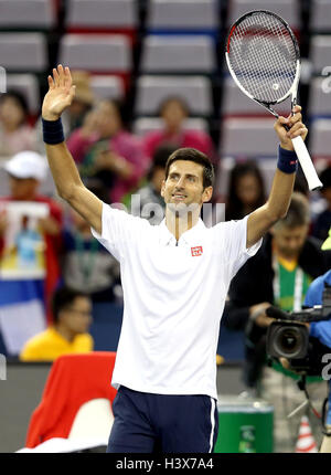 Shanghai, Chine. 13 Oct, 2016. Novak Djokovic la Serbie de célèbre après la troisième ronde match de simple contre Canadian Vasek Pospisil au tournoi de tennis Masters de Shanghai à Shanghai, la Chine orientale, le 13 octobre 2016. Novak Djokovic a gagné 2-0. Credit : Fan Jun/Xinhua/Alamy Live News Banque D'Images