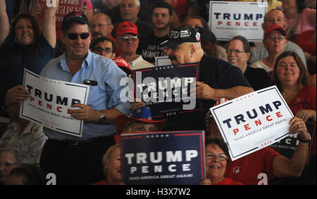 Ocala, États-Unis. 12 octobre 2016. 12 octobre 2016 - Ocala, Florida, United States - Les partisans du candidat présidentiel républicain Donald Trump tenir signes comme ils attendent le candidat à prendre la parole lors d'un rassemblement électoral à l'extrémité sud-est du pavillon de l'élevage dans la région de Ocala, Floride le 12 octobre 2016. Crédit : Paul Hennessy/Alamy Live News Banque D'Images