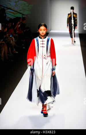 Shanghai, Chine. 13 Oct, 2016. Un modèle présente une création de la marque à Shanghai Mukzin Fashion Week à Shanghai, la Chine orientale, le 13 octobre 2016. Credit : Guo Changyao/Xinhua/Alamy Live News Banque D'Images