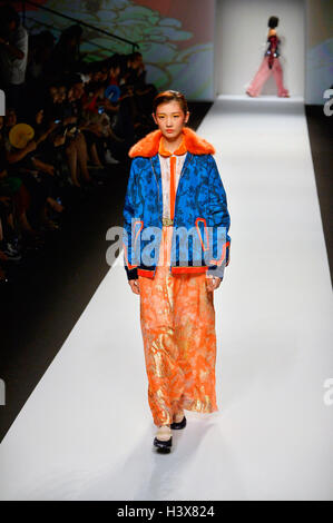 Shanghai, Chine. 13 Oct, 2016. Un modèle présente une création de la marque à Shanghai Mukzin Fashion Week à Shanghai, la Chine orientale, le 13 octobre 2016. Credit : Guo Changyao/Xinhua/Alamy Live News Banque D'Images