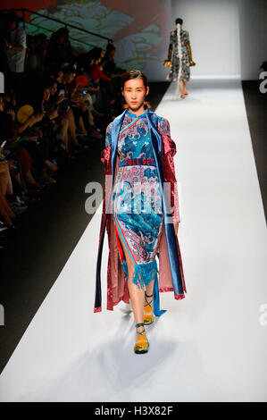 Shanghai, Chine. 13 Oct, 2016. Un modèle présente une création de la marque à Shanghai Mukzin Fashion Week à Shanghai, la Chine orientale, le 13 octobre 2016. Credit : Guo Changyao/Xinhua/Alamy Live News Banque D'Images