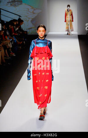 Shanghai, Chine. 13 Oct, 2016. Un modèle présente une création de la marque à Shanghai Mukzin Fashion Week à Shanghai, la Chine orientale, le 13 octobre 2016. Credit : Guo Changyao/Xinhua/Alamy Live News Banque D'Images