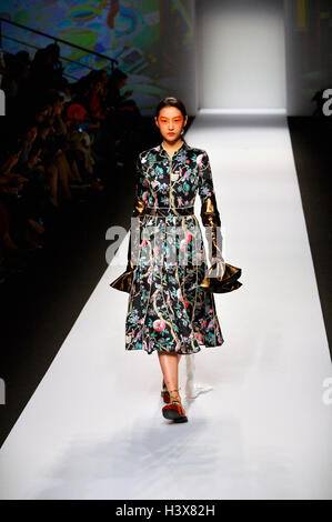 Shanghai, Chine. 13 Oct, 2016. Un modèle présente une création de la marque à Shanghai Mukzin Fashion Week à Shanghai, la Chine orientale, le 13 octobre 2016. Credit : Guo Changyao/Xinhua/Alamy Live News Banque D'Images