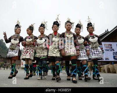 Qiandongnan, province du Guizhou en Chine. 13 Oct, 2016. Les filles du groupe ethnique Dong en costumes traditionnels dans un partiticapte interprétation folklorique pour célébrer l'ouverture de la Chine Village Traditionnel Qiandongnan Sommet tenu à Liping County, au sud-ouest de la province du Guizhou, Chine, 13 octobre 2016. Credit : Lin Shizhen/Xinhua/Alamy Live News Banque D'Images