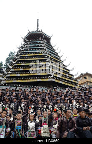 Qiandongnan, province du Guizhou en Chine. 13 Oct, 2016. Les gens de l'ethnie Dong en costumes traditionnels observés au cours d'une interprétation folklorique pour célébrer l'ouverture de la Chine Village Traditionnel Qiandongnan Sommet tenu à Liping County, au sud-ouest de la province du Guizhou, Chine, 13 octobre 2016. Credit : Lin Shizhen/Xinhua/Alamy Live News Banque D'Images