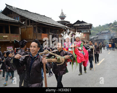 Qiandongnan, province du Guizhou en Chine. 13 Oct, 2016. Les gens de l'ethnie Dong en costumes traditionnels dans un partiticapte interprétation folklorique pour célébrer l'ouverture de la Chine Village Traditionnel Qiandongnan Sommet tenu à Liping County, au sud-ouest de la province du Guizhou, Chine, 13 octobre 2016. Credit : Lin Shizhen/Xinhua/Alamy Live News Banque D'Images