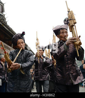 Qiandongnan, province du Guizhou en Chine. 13 Oct, 2016. Les gens de l'ethnie Dong en costumes traditionnels dans un partiticapte interprétation folklorique pour célébrer l'ouverture de la Chine Village Traditionnel Qiandongnan Sommet tenu à Liping County, au sud-ouest de la province du Guizhou, Chine, 13 octobre 2016. Credit : Lin Shizhen/Xinhua/Alamy Live News Banque D'Images