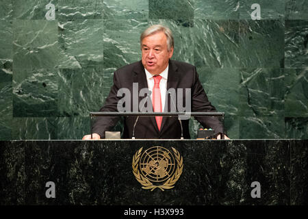 New York, USA. 13 octobre, 2016. Antonio Guterres traite de l'Assemblée générale des Nations Unies, après qu'il a été nommé nouveau Secrétaire général de l'ONU au siège de l ONU à New York, le 13 octobre 2016. L'Assemblée générale des Nations Unies le jeudi a nommé par acclamation l'ancien Premier Ministre du Portugal Antonio Guterres comme prochain secrétaire général de l'ONU pour réussir sa retraite, Ban Ki-moon. Credit : Muzi Li/Xinhua/Alamy Live News Banque D'Images