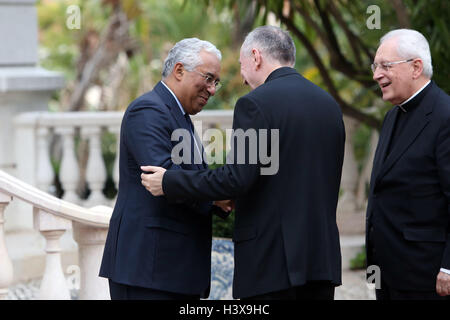 Lisbonne, Portugal. 13 Oct, 2016. Le Premier ministre portugais, Antonio Costa (L) se félicite de la Cité du Vatican, le Cardinal Secrétaire d'Etat Pietro Parolin avant leur réunion à l'Sao Bento Palace à Lisbonne, Portugal, le 13 octobre 2016. Photo : Pedro Fiuza © Pedro Fiuza/ZUMA/Alamy Fil Live News Banque D'Images