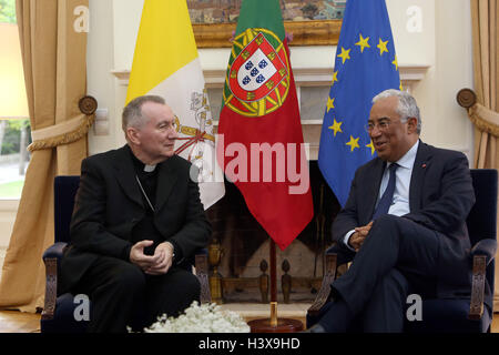 Lisbonne, Portugal. 13 Oct, 2016. Le Premier ministre portugais, Antonio Costa (R ) s'entretient avec le secrétaire d'État du Vatican cardinal Pietro Parolin avant leur réunion à l'Sao Bento Palace à Lisbonne, Portugal, le 13 octobre 2016. Photo : Pedro Fiuza © Pedro Fiuza/ZUMA/Alamy Fil Live News Banque D'Images