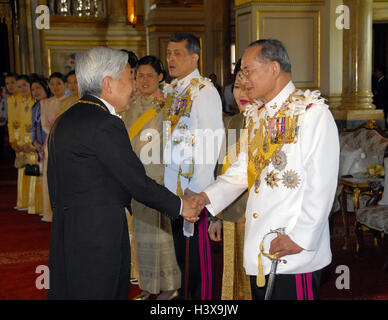 BHUMIBOL ADULYADEJ (5 décembre 1927 - 2016) est le Roi de Thaïlande. Également connu sous le nom de Rama IX, il est le neuvième monarque de la dynastie Chakri. Du 9 juin 1946 en titre, il est le plus ancien monarque régnant dans l'histoire Thaïe. Sur la photo : jun 12 2006 - Bangkok, Thaïlande - le Roi Bhumibol Adulyadej de Thaïlande avec l'empereur Akihito du Japon de royal des représentants de partout dans le monde pour célébrer l'arrivée du Roi Thaï 60e année sur le trône. (Crédit Image : © POOL-Buswell via ZUMA Press) Banque D'Images