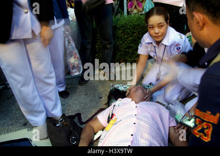 Bangkok, Thaïlande. 13 Oct, 2016. Une femme passe dehors pendant les prières pour le Roi Bhumibol Adulyadej thaïlandais de la santé. Le roi Bhumibol Adulyadej de Thaïlande est décédé après une longue maladie, le palais a annoncé le 13 octobre 2016 Credit : UN Sahakorn Piti/Alamy Live News Banque D'Images