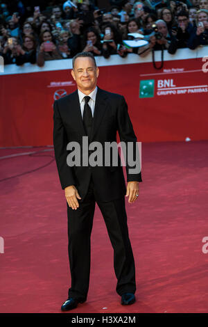 Rome, Italie. 13 octobre, 2016. Tom Hanks occupe le tapis rouge lors de la 11e Festival International du Film de Rome. Le 11e Festival du Film de Rome aura lieu du 13 au 23 octobre 2016 à l'Auditorium Parco della Musica et dans d'autres endroits à travers la ville. L'événement accueille un grand et ambitieux programme d'examens préalables types, des master classes, des hommages, des rétrospectives, des panneaux, et des événements spéciaux. Credit : Giuseppe Ciccia/Alamy Live News Banque D'Images