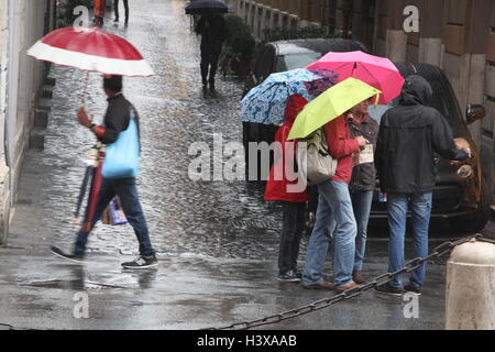 Rome, Italie. 13 Oct, 2016. Des pluies torrentielles sur la principale rue commerçante Via del Corso, dans le centre de Rome en Italie. Credit : Gari Wyn Williams/Alamy Live News Banque D'Images