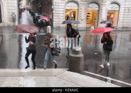 Rome, Italie. 13 Oct, 2016. Des pluies torrentielles sur la principale rue commerçante Via del Corso, dans le centre de Rome en Italie. Credit : Gari Wyn Williams/Alamy Live News Banque D'Images