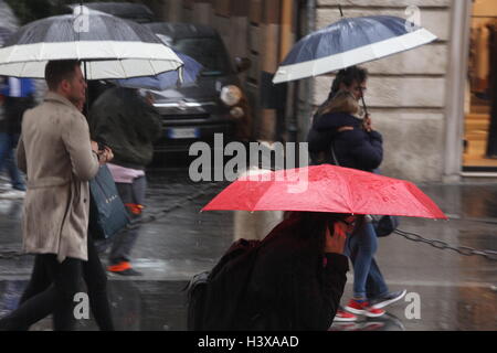 Rome, Italie. 13 Oct, 2016. Des pluies torrentielles sur la principale rue commerçante Via del Corso, dans le centre de Rome en Italie. Credit : Gari Wyn Williams/Alamy Live News Banque D'Images