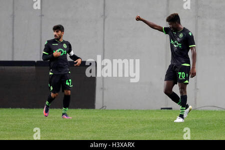 Budapest, Hongrie. 13 Oct, 2016. Ronaldo Tavares (R) du Sporting CP célèbre son but avec Ricardo Esgaio (L) du Sporting CP pendant le stade match d'ouverture entre MTK Budapest et Sporting CP à Nandor Hidegkuti Stadium le 13 octobre 2016 à Budapest, Hongrie. Credit : Laszlo Szirtesi/Alamy Live News Banque D'Images