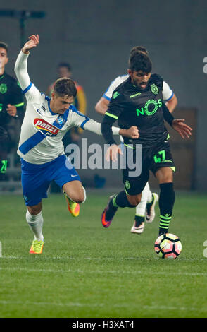 Budapest, Hongrie. 13 Oct, 2016. Mate Katona (L) de la MTK Budapest se bat pour la balle avec Ricardo Esgaio (R) du Sporting CP pendant le stade match d'ouverture entre MTK Budapest et Sporting CP à Nandor Hidegkuti Stadium le 13 octobre 2016 à Budapest, Hongrie. Credit : Laszlo Szirtesi/Alamy Live News Banque D'Images