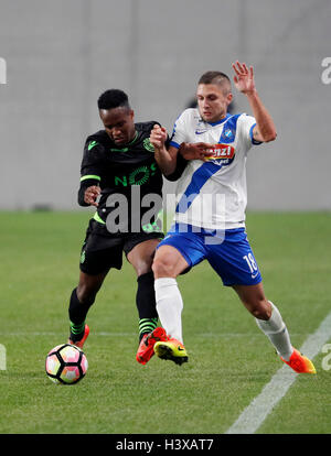 Budapest, Hongrie. 13 Oct, 2016. Drazen Okuka (R) de la MTK Budapest se bat pour la balle avec Jovane Cabral (L) du Sporting CP pendant le stade match d'ouverture entre MTK Budapest et Sporting CP à Nandor Hidegkuti Stadium le 13 octobre 2016 à Budapest, Hongrie. Credit : Laszlo Szirtesi/Alamy Live News Banque D'Images